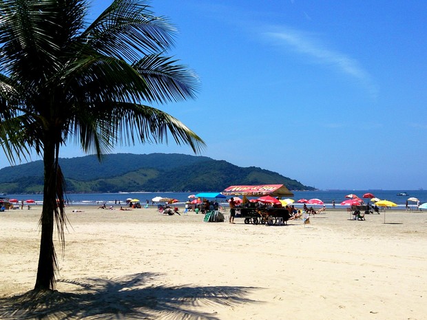 Turistas aproveitam primeiro dia de verão na praia de Santos, SP (Foto: Orion Pires / G1)
