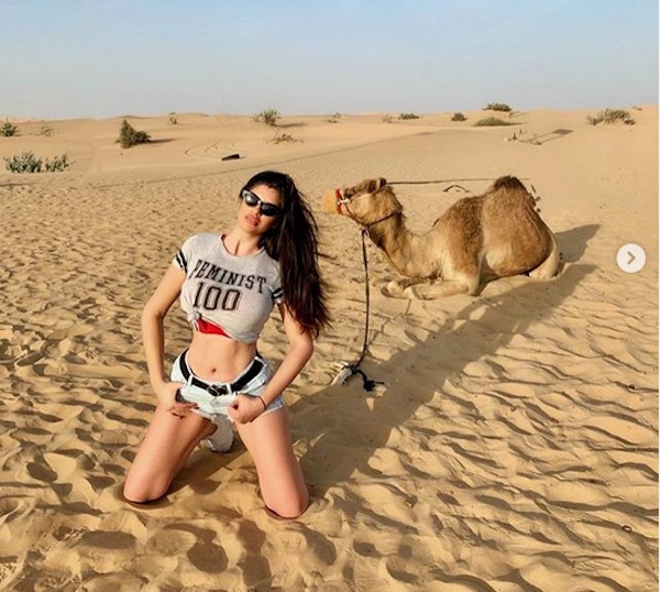 A modelo, atriz e ex-Miss canadense Dora Rodriguez em seu ensaio em Dubai (Foto: Instagram)