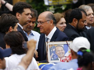 O governador de São Paulo, Geraldo Alckmin (PSDB), no velório de Eduardo Campos (Foto: Ricardo Moraes/Reuters)