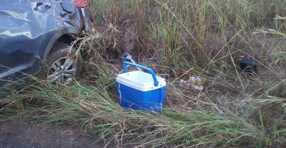 Bebidas foram encontradas pela polícia dentro e fora do veículo (Foto: Divulgação)