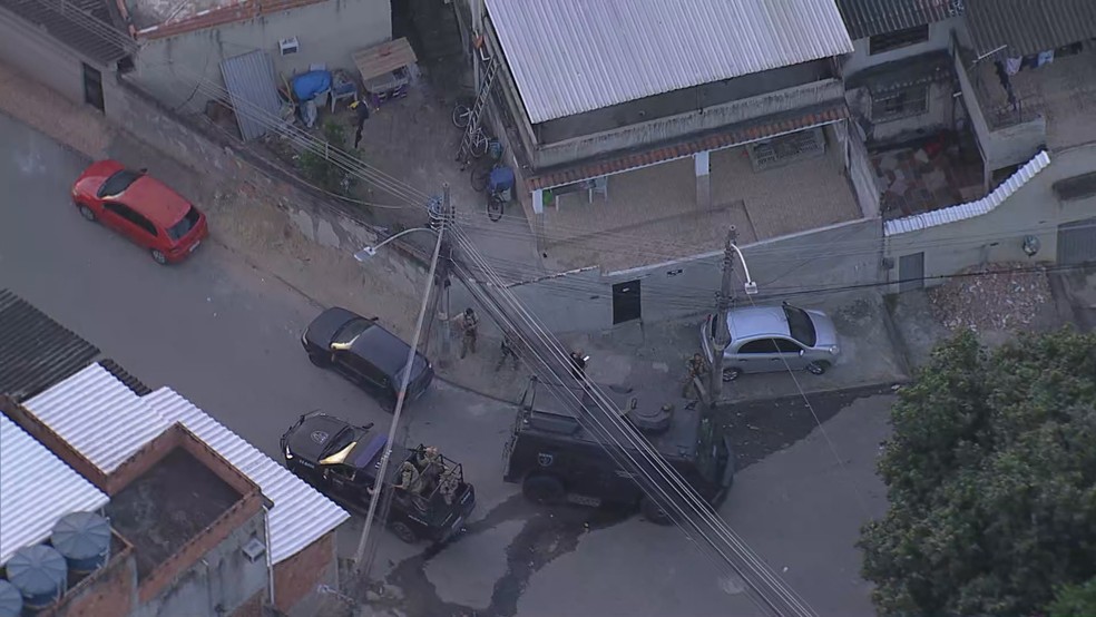 Blindados na Vila Kennedy, nesta quinta-feira  — Foto: TV Globo