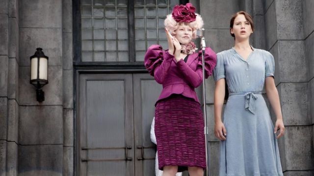 Elizabeth Banks como Effie Trinket, personagem da Capital da saga Jogos Vorazes, e Jennifer Lawrence como a heroína Katniss Everdeen (Foto: Divulgação)