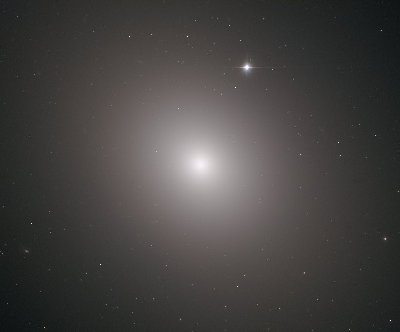 Galáxia com 200 bilhões de estrelas (Foto: ESA/Hubble & NASA, J. Blakenslee, P. Cote et al.)