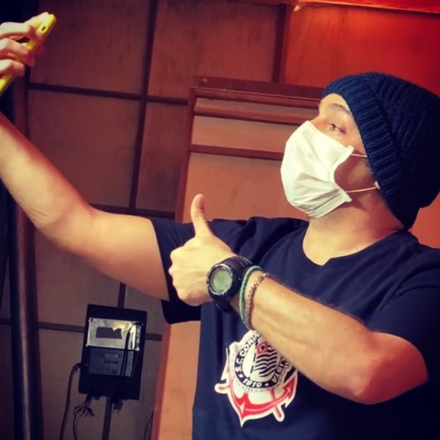 Marcelo Médici caracterizado como Sanderson nos bastidores de gravação do Vai que Cola (Foto: Reprodução/Instagram)
