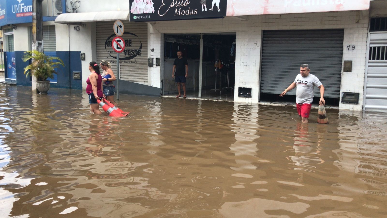 Ruas do centro de Macaíba alagam e água invade casas e lojas