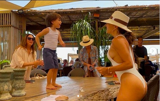 A atriz Eva Longoria dançando com o filho (Foto: Instagram)