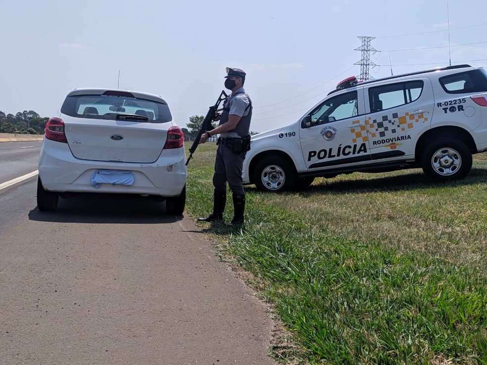 Carro furtado em Campinas (SP) foi localizado na Rodovia Raposo Tavares (SP-270), em Caiuá — Foto: Polícia Rodoviária