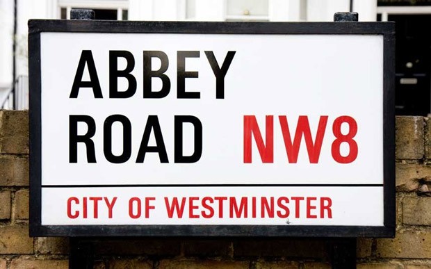 Abbey Road, noroeste de Londres: O local já é um ícone e organiza passeios por monumentos históricos dos Beatles, incluindo a casa onde morou Paul McCartney (Foto: Reprodução)
