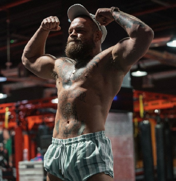 O lutador Conor McGregor ostentando seus 86 Kg (Foto: Twitter)