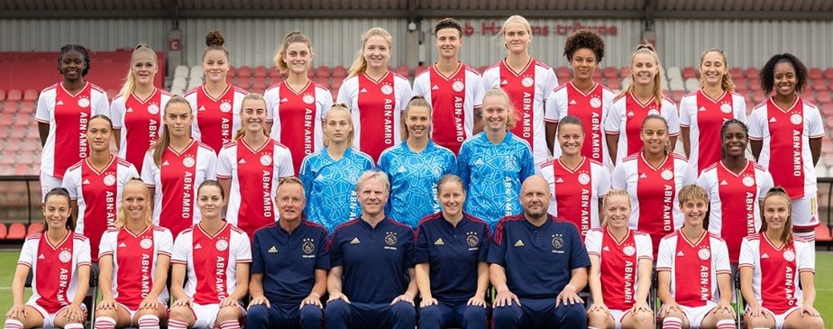 Time feminino do Ajax foi tricampeão holandês, mas má fase da equipe masculina fez com que diretoria desistisse de fazer festa pelo título