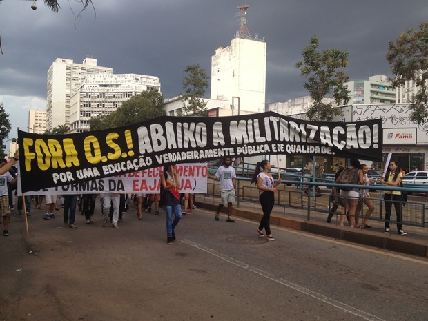 Professores protestam em Goiânia contra OSs em escolas estaduais de Goiás (Foto: Vanessa Martins/ G1)