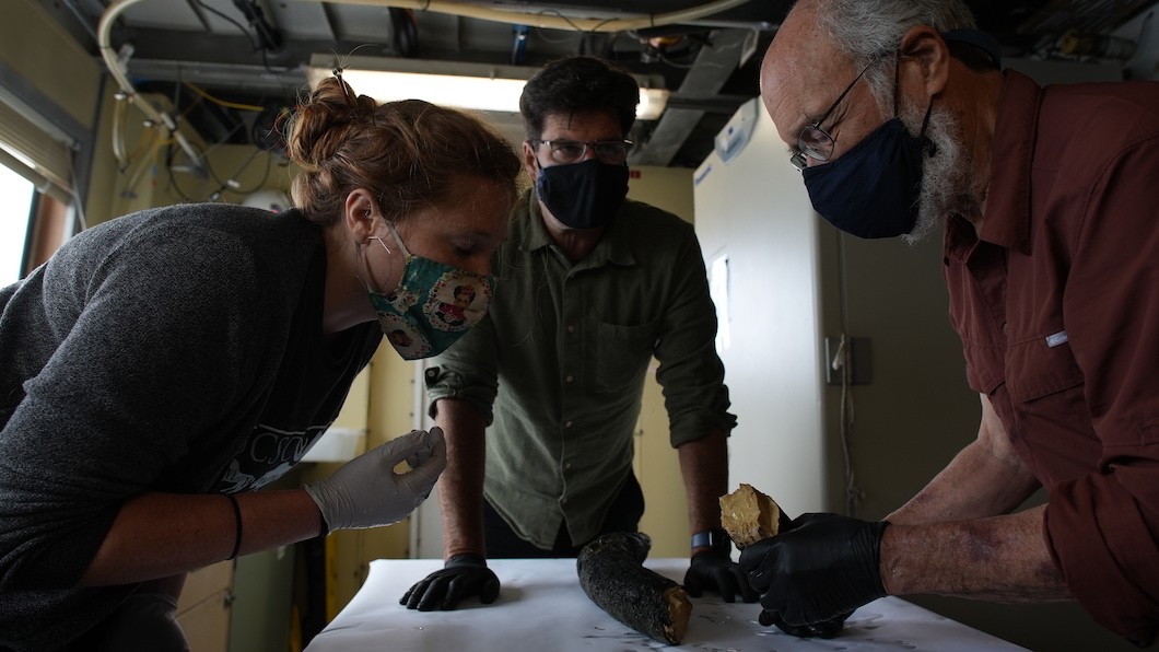  Pesquisadores examinam o fragmento menor da presa no laboratório do veículo aquático  (Foto:  Darrin Schultz/MBARI)