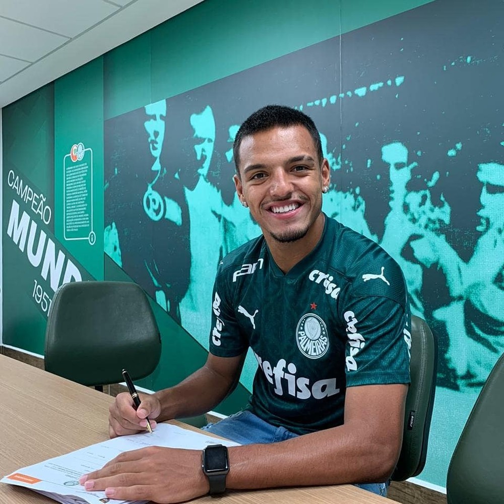 Gabriel Menino assina renovação de contrato com o Palmeiras