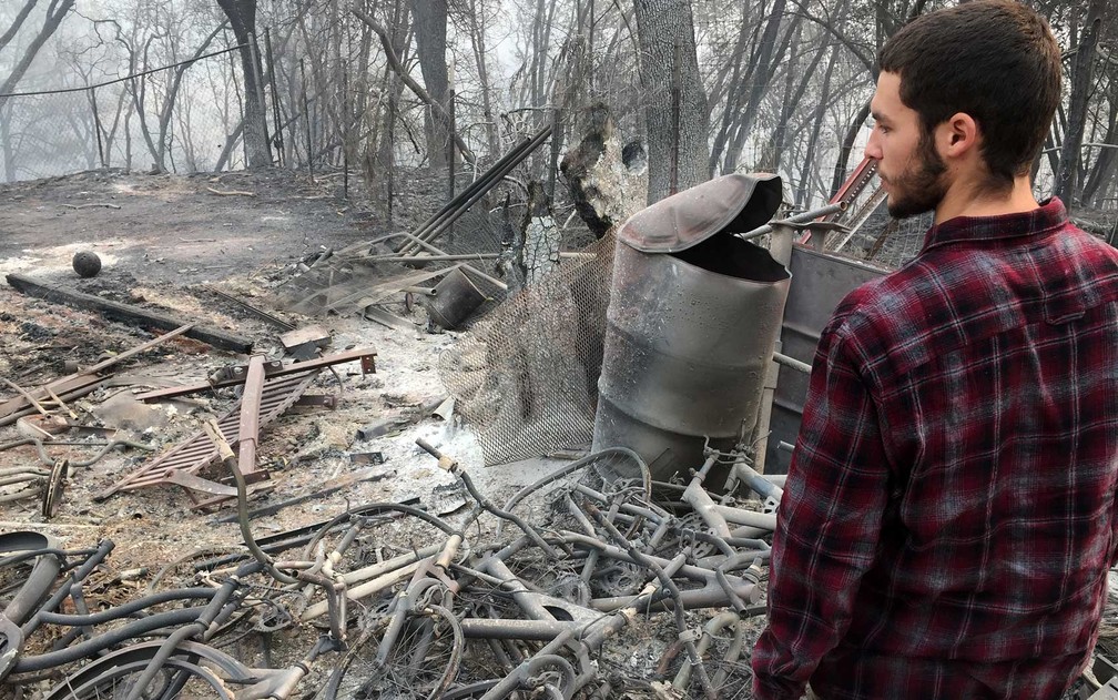 Jhonathan Clark na área onde estava sua casa em Paradise — Foto: Javier Tovar / AFP Photo