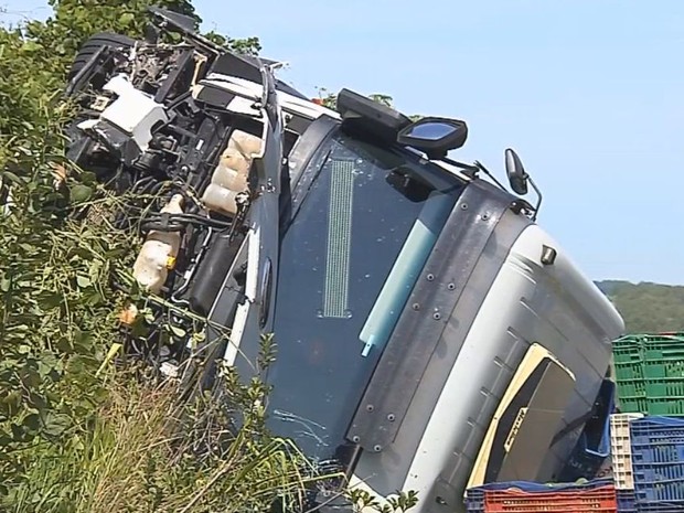 Caminhão tombou no acostamento após a colisão  (Foto: Reprodução / TV TEM)