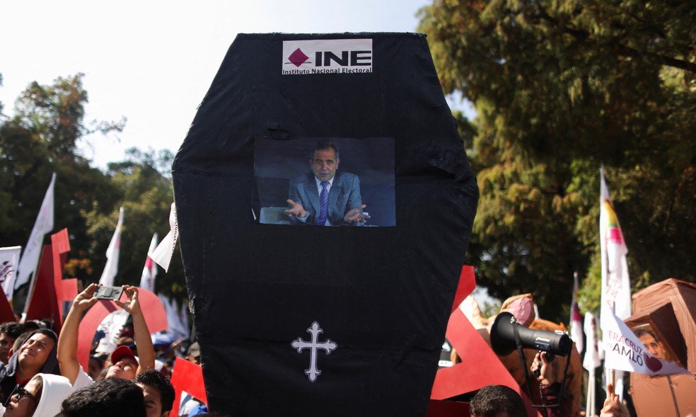 Manifestantes protestam contra Lorenzo Cordova, diretor do Instituto Nacional Eleitoral, em apoio ao presidente Andres Manuel Lopez Obrador — Foto: REUTERS/Gustavo Graf