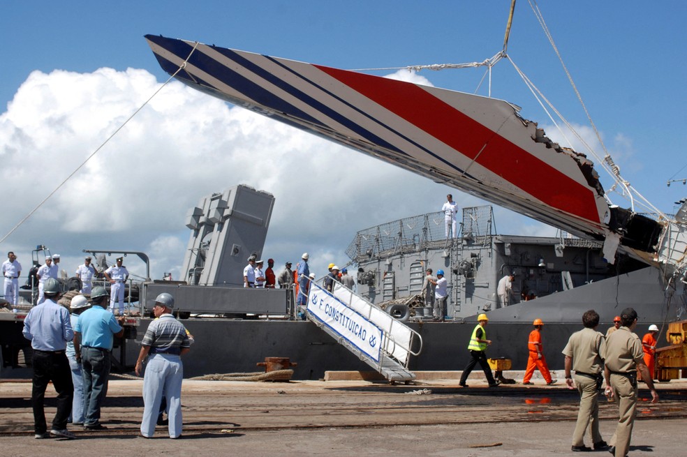 Partes de avião da Air France resgatados no oceano Atlântico chegam ao porto de Recife em 2009 — Foto: Alexandre Severo/JC Imagem/REUTERS