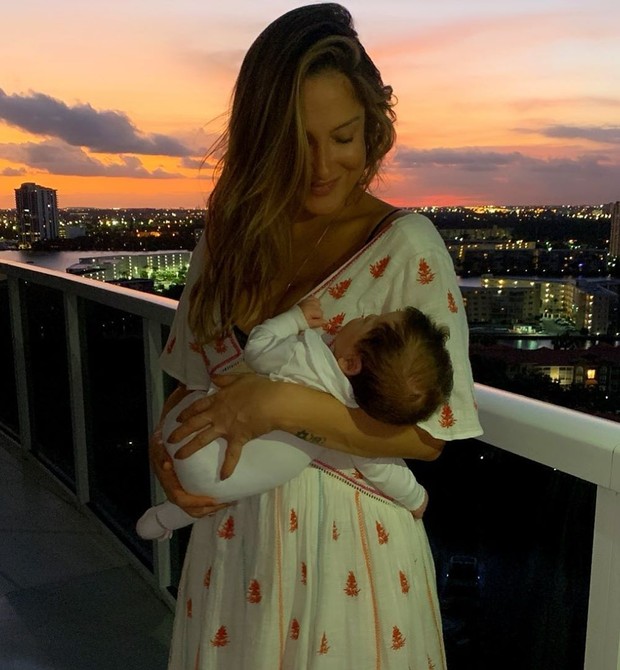 Claudia com a pequena Bela, 3 meses (Foto: Reprodução Instagram)