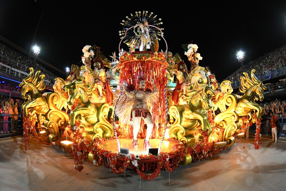 Frente do abre-alas da Grande Rio, um imenso altar para São Jorge e Ogum — Foto: Alexandre Durão/g1