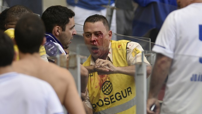 Em goleada do Cruzeiro, torcedor se envolve em briga com segurança