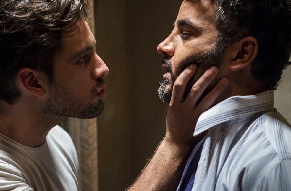 Juvenal fica tenso e Renato o contém (Foto: Estevam Avellar/Globo)