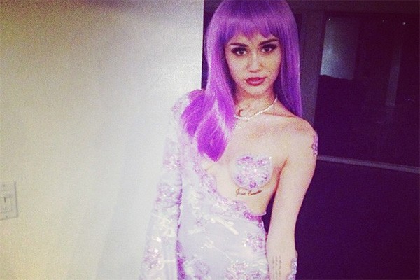 Enquanto Paris e Perez Hilton se vestiram de Miley Cyrus para o Halloween, a própria ex-Hannah Montana se fantasiou de Lil' Kim. (Foto: Reprodução/Instagram)