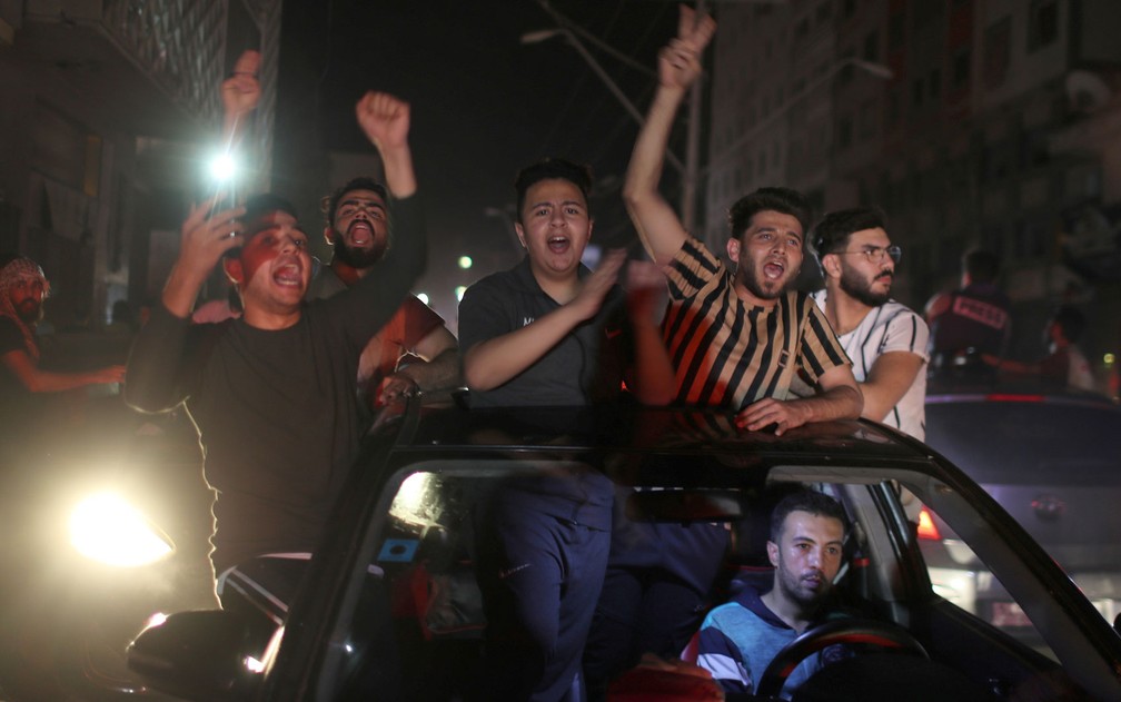Palestinos celebram nas ruas de Gaza o início do cessar-fogo com Israel, na madrugada de sexta-feira (21) — Foto: Reuters/Mohammed Salem 