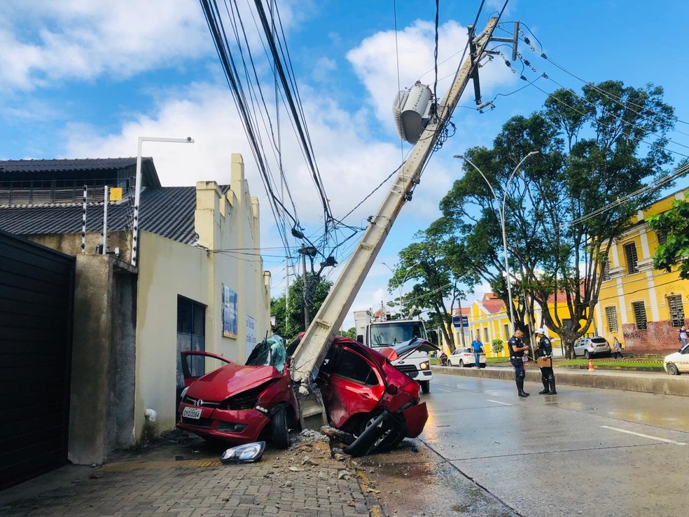 Acidente deixou motorista preso às ferragens de veículo na Macaxeira, na Zona Norte do Recife — Foto: Thiago Augustto/TV Globo