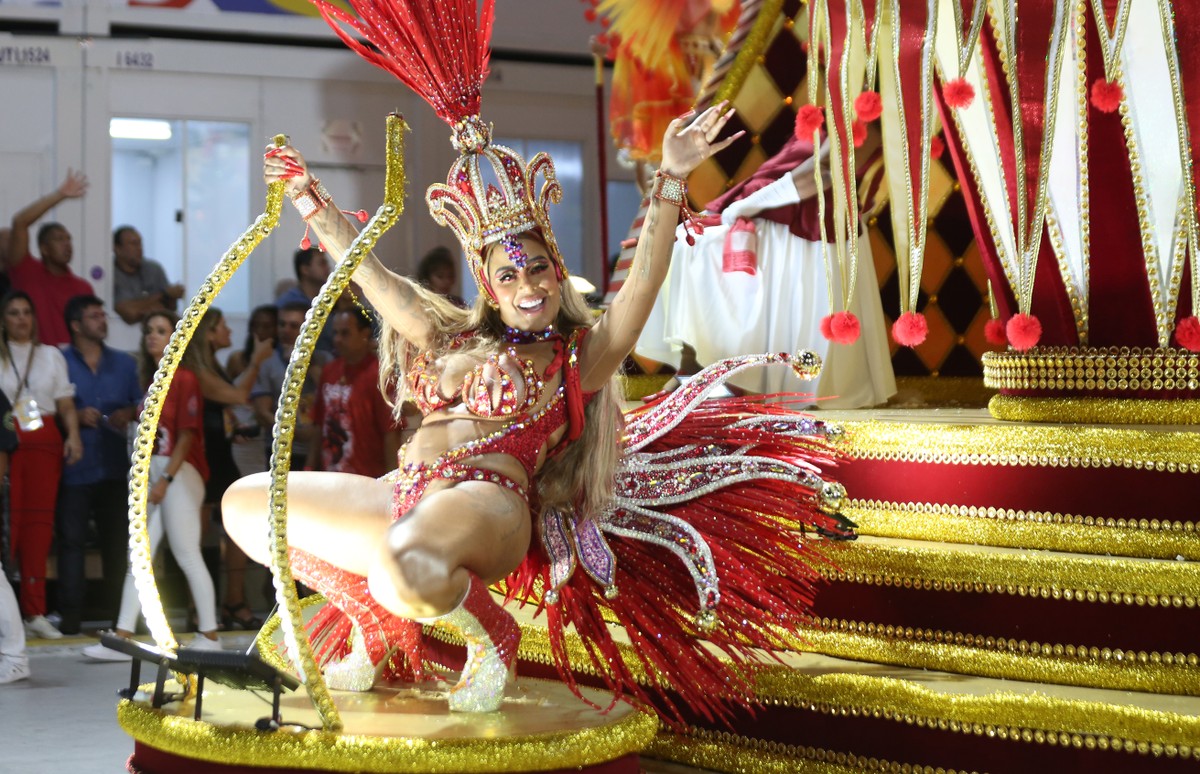 Rafaella Santos desce até o chão no desfile do Salgueiro Carnaval