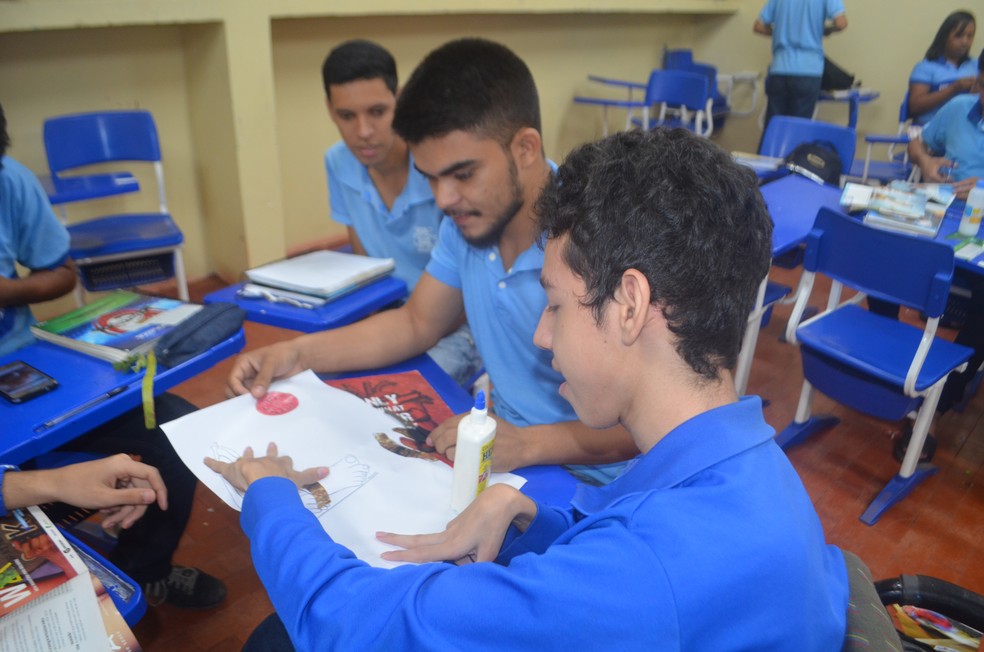 Jadison Costa (de casaco) Ã© conhecido por ser bastante participativo nas aulas â Foto: Carlos Alberto Jr/G1