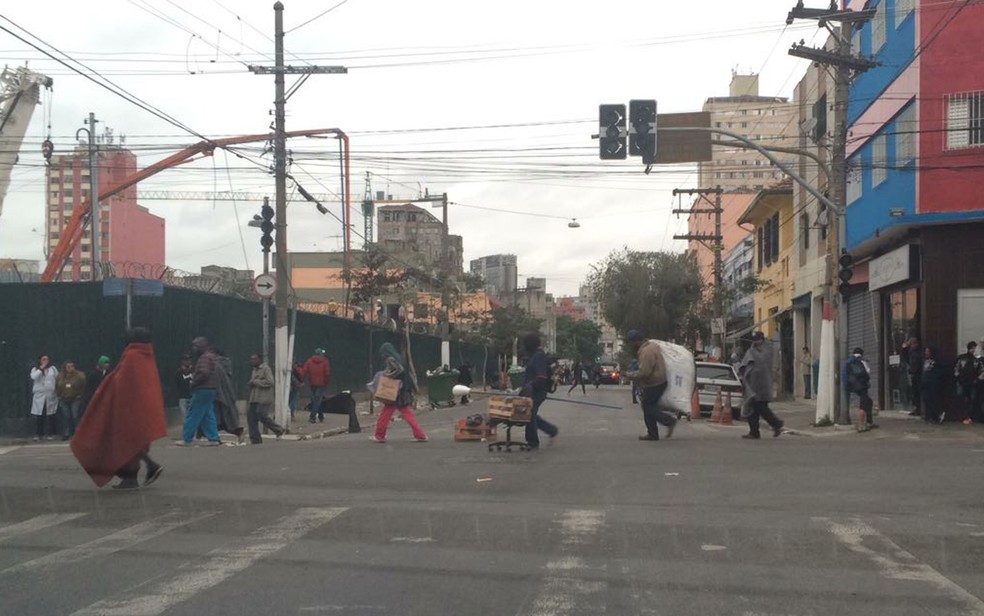 Após nova dispersão feita pela polícia, dependentes químicos em situação de rua voltam a percorrer a Rua Helvetia (Foto: Livia Machado/G1)