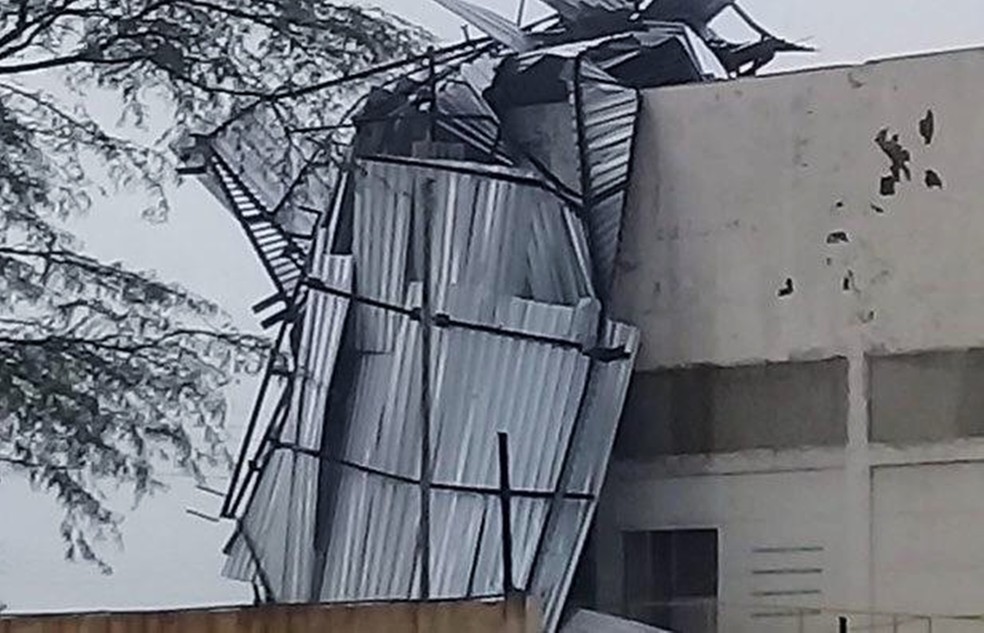 Chuvas e ventos fortes destelharam vÃ¡rios pontos comerciais em Currais Novos, cidade mais afetadas pelo temporal â Foto: Redes sociais 
