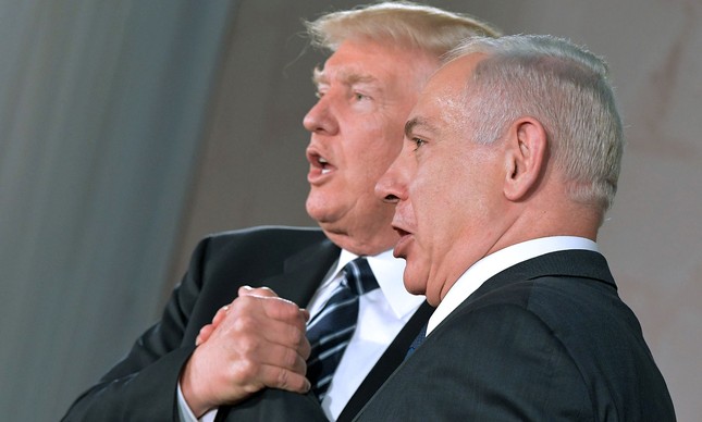 Trump e Netanyahu apertam as mãos durante viagem de Trump a Jerusalém