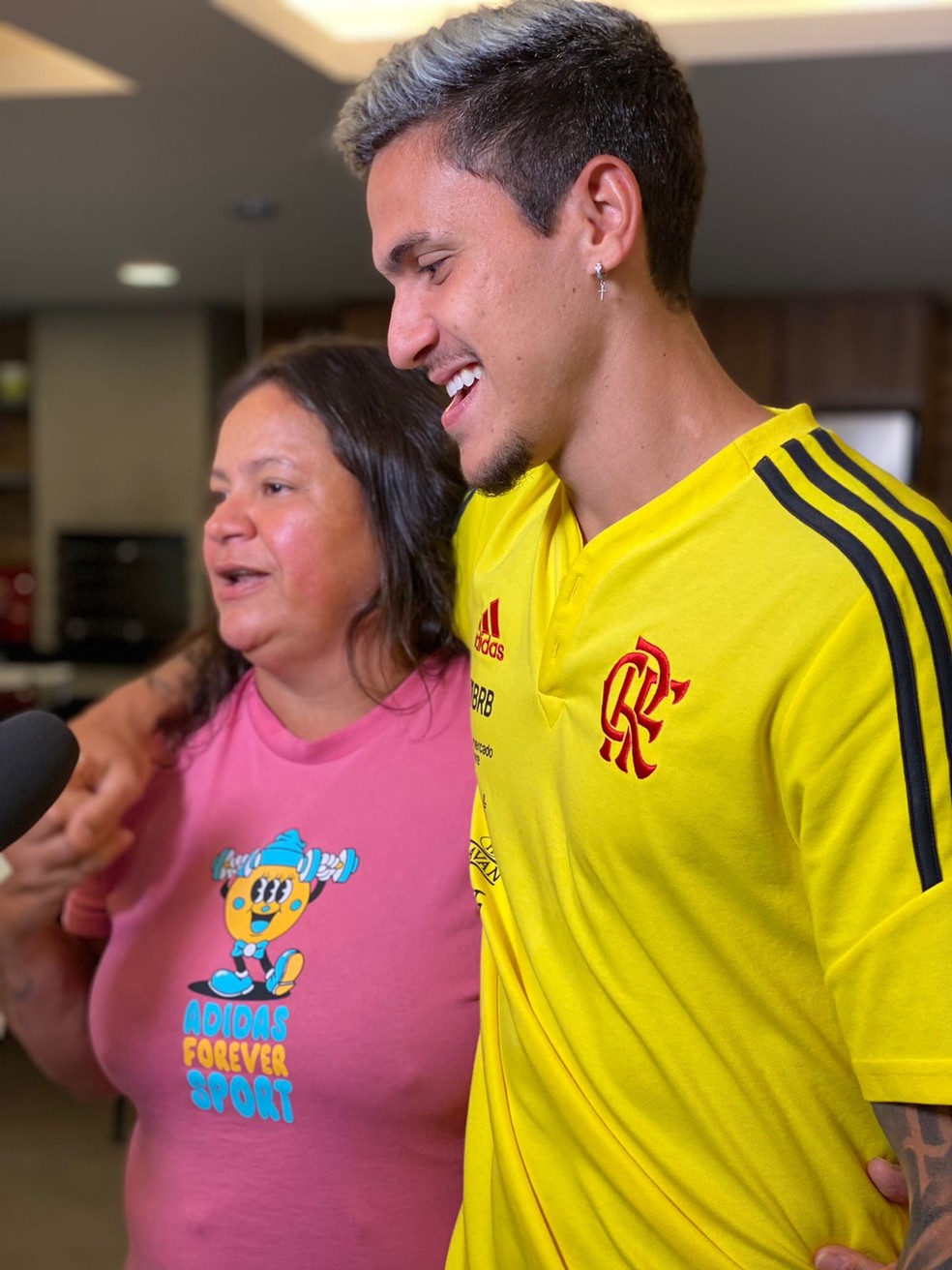 Pedro comemora com a m&atilde;e a convoca&ccedil;&atilde;o para Copa do Mundo &mdash; Foto: Cah&ecirc; Mota / ge