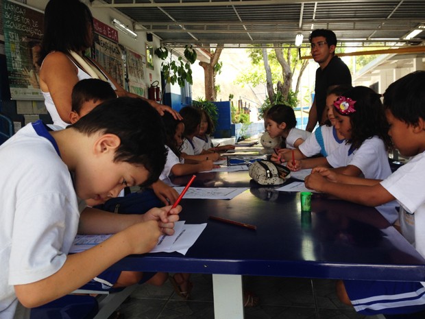 Professores e crianças que escreveram livro sobre brincadeiras antigas em escola de Campinas (Foto: Arthur Menicucci/ G1 Campinas)