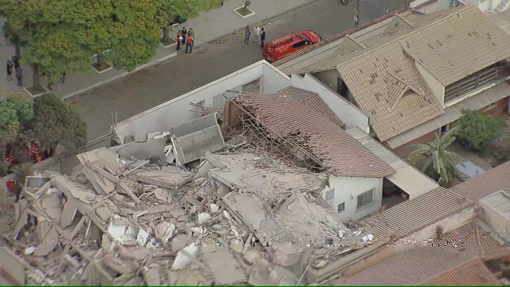 Prédio desabou sobre casa, que ficou parcialmente destruída — Foto: TV Globo