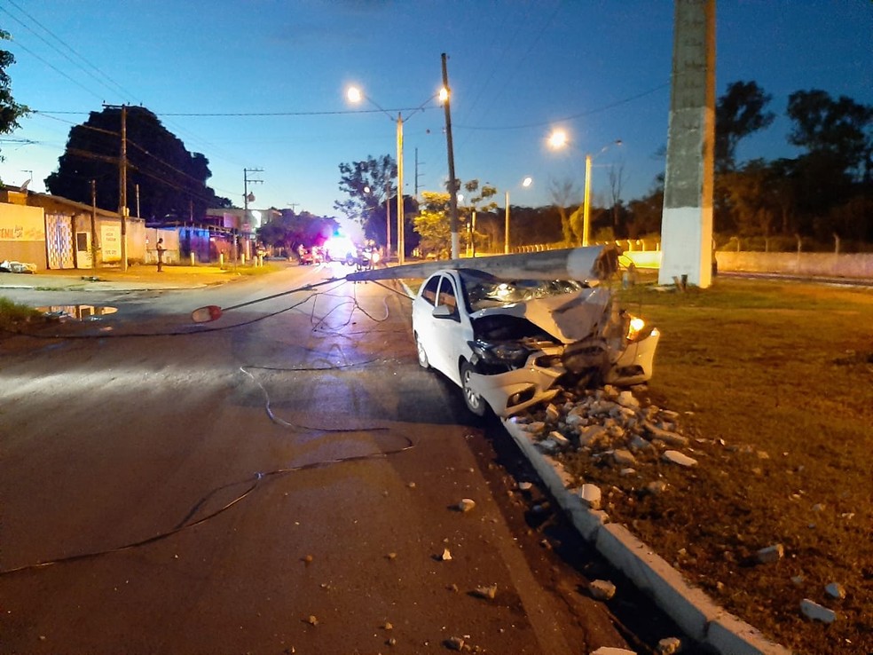 Motorista dormiu ao volante, bateu carro e derrubou poste em avenida em Várzea Grande — Foto: Guarda Municipal de Várzea Grande