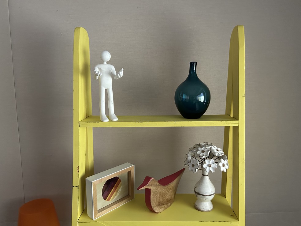 Foto de objetos tirada em baixa luz com a câmera principal do iPhone 14 — Foto: Darlan Helder/g1