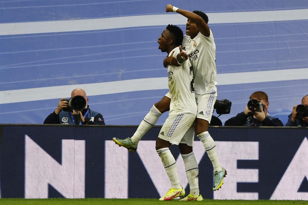 Vini Jr e Rodrygo comemoram gol do Real Madrid contra o Girona — Foto: EFE