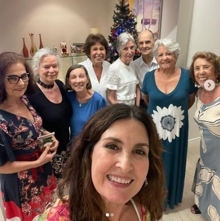 Fátima Bernardes posa com amigas do pai e familiares na sala de casa, com árvore de Natal ao fundo — Foto: Reprodução/Instagram