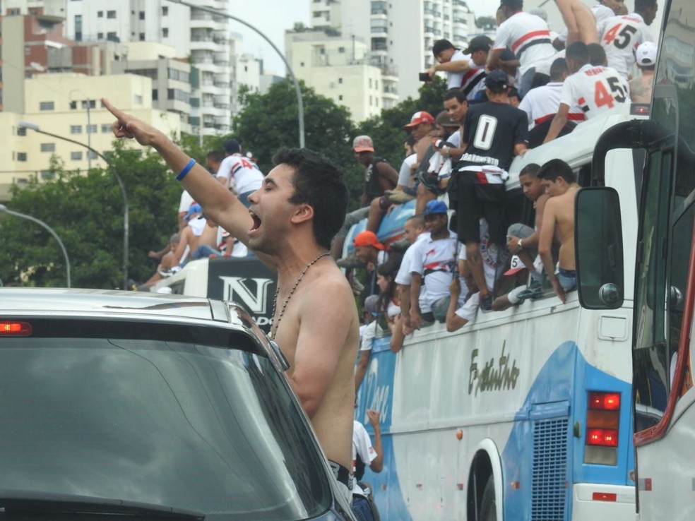 Torcida do São Paulo: carros, ônibus e motos fizeram escolta ao estádio (Foto: Marcelo Hazan)