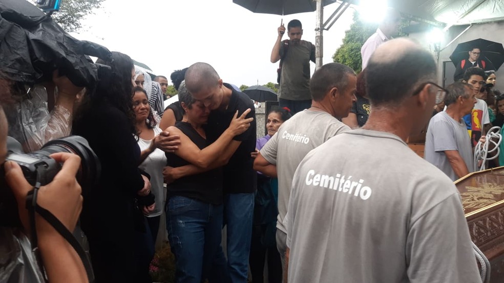 Familiares de Eliana Regina de Oliveira Xavier velam o corpo da inspetora, enterrado nesta quinta (14). â€” Foto: BÃ¡rbara Muniz Vieira/G1 SP