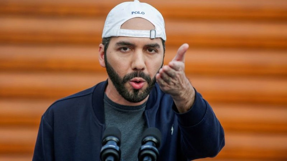O presidente Nayib Bukele afirma que será mais fácil para as pessoas enviarem dinheiro para casa — Foto: Reuters via BBC
