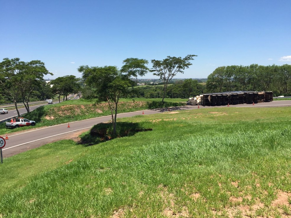 Carreta com algodão tombou em Álvares Machado (Foto: Mateus Tarifa/TV Fronteira)