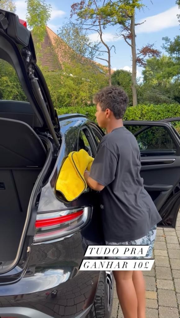 Isago limpa o carro da família para ganhar um trocado (Foto: Reprodução/Instagram)