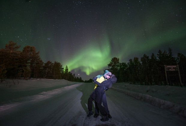 Casal se beija e posa para foto diante de aurora boreal durante expedição em março deste ano (Foto: Divulgação / Geotrip)