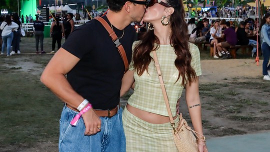 Gabriel David e Giovanna Lancellotti se beijam em segundo de MITA no Rio