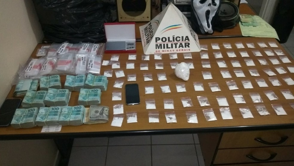 Homem é preso com drogas e dinheiro em Pouso Alegre (MG) — Foto: Polícia Militar