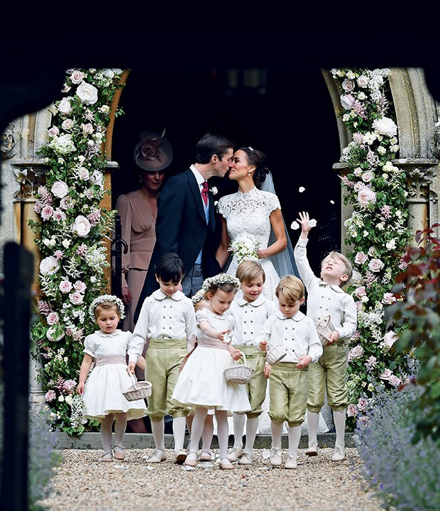 James Matthews e Pippa Middleton casam-se na igreja de St. Mark’s, em Englefield. O príncipe George e a princesa Charlotte, como pajem e daminha, ao lado de outras crianças (Foto: ) James Matthews e Pippa Middleton casam-se na igreja de St. Mark’s, em Englefield. O príncipe George e a princesa Charlotte, como pajem e daminha, ao lado de outras crianças (Foto: )