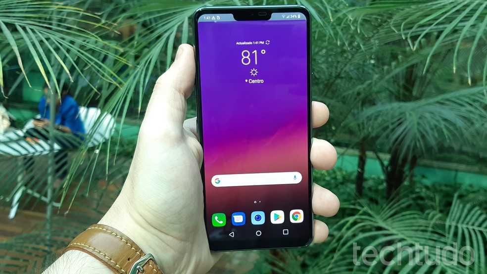 LG G7 tem display de 6,1 polegadas LCD — Foto: Bruno De Blasi/TechTudo